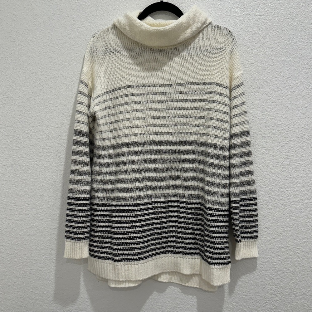 Old Navy White Stripped Sweater